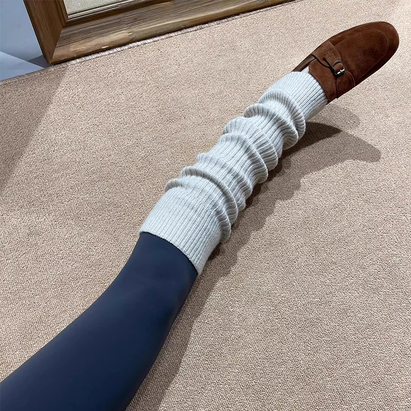 谁懂Leggings+袜套杀伤力！微喇袜套修饰腿型~既保暖又时尚！绝啦