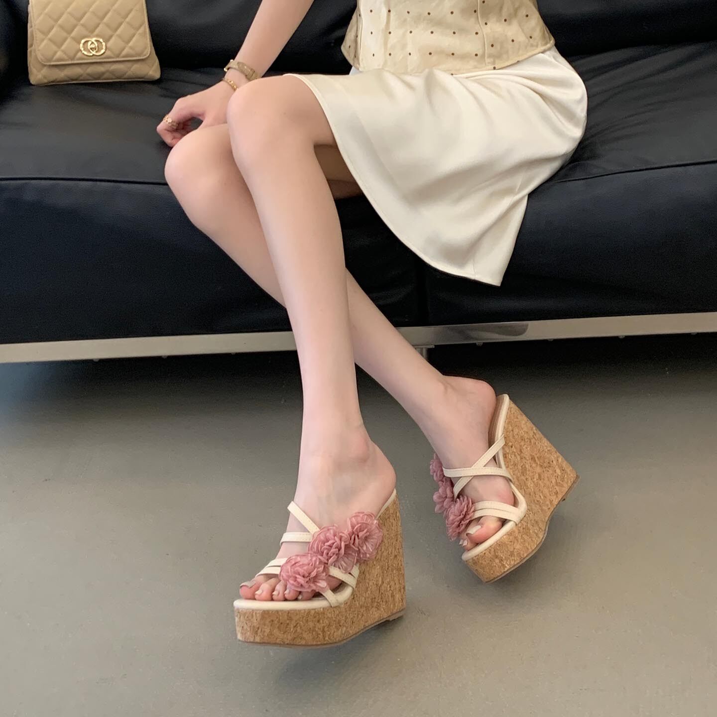 12cm坡跟凉拖鞋女外穿夏季新款度假波西米亚风花朵小个子增高凉鞋