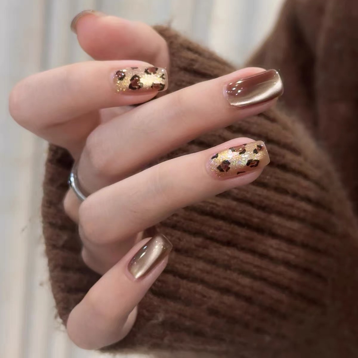 Maoshu纯手工穿戴甲2025秋冬新款美甲高级感显白轻奢猫眼短款豹纹