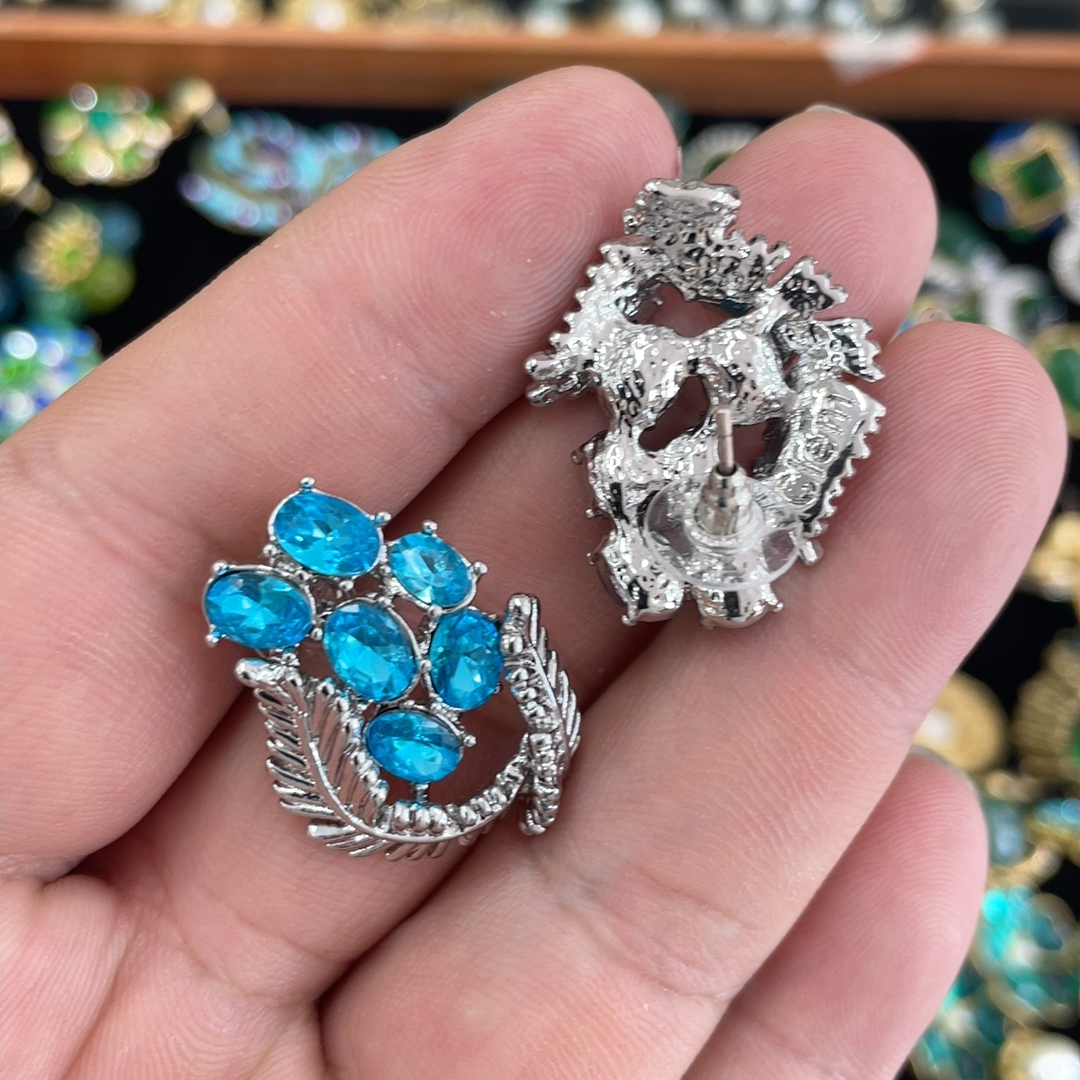 蓝色白金色耳钉