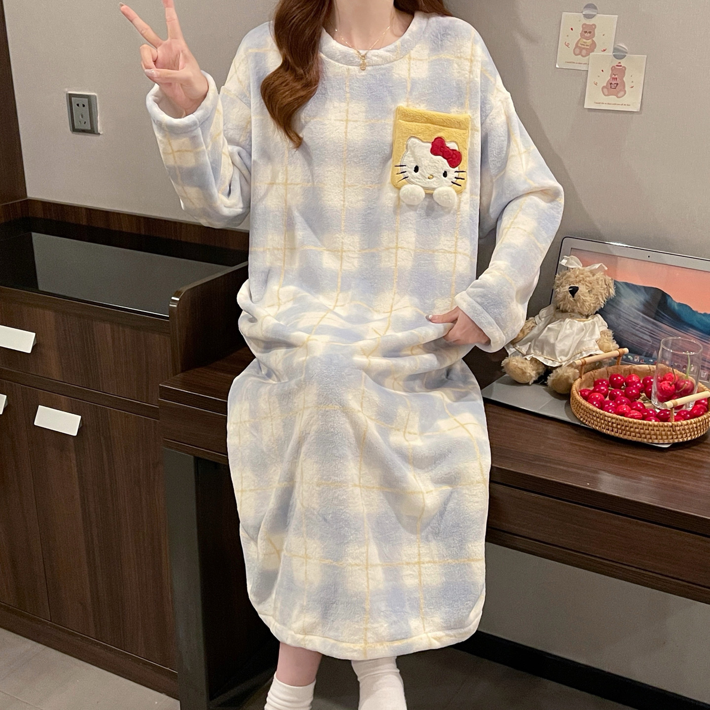 法兰绒睡裙女秋冬季新款圆领卡通可爱甜美宽松珊瑚绒连衣裙家居服