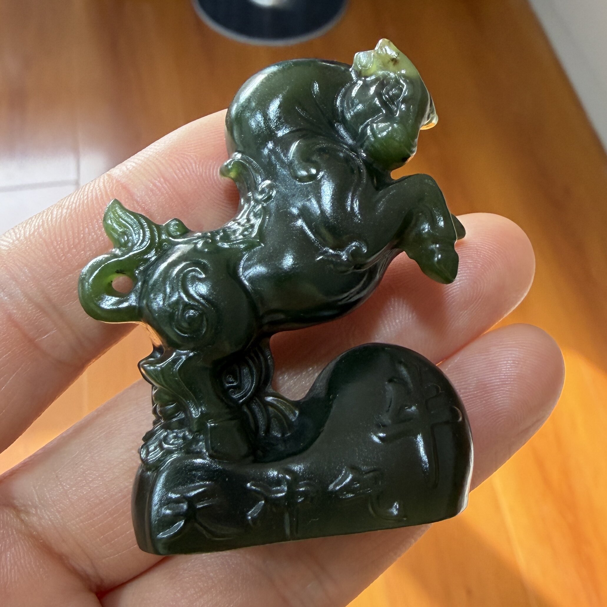 新疆和田碧玉牛气冲天摆件 原石手镯戒指戒面 玉石雕刻培训学校