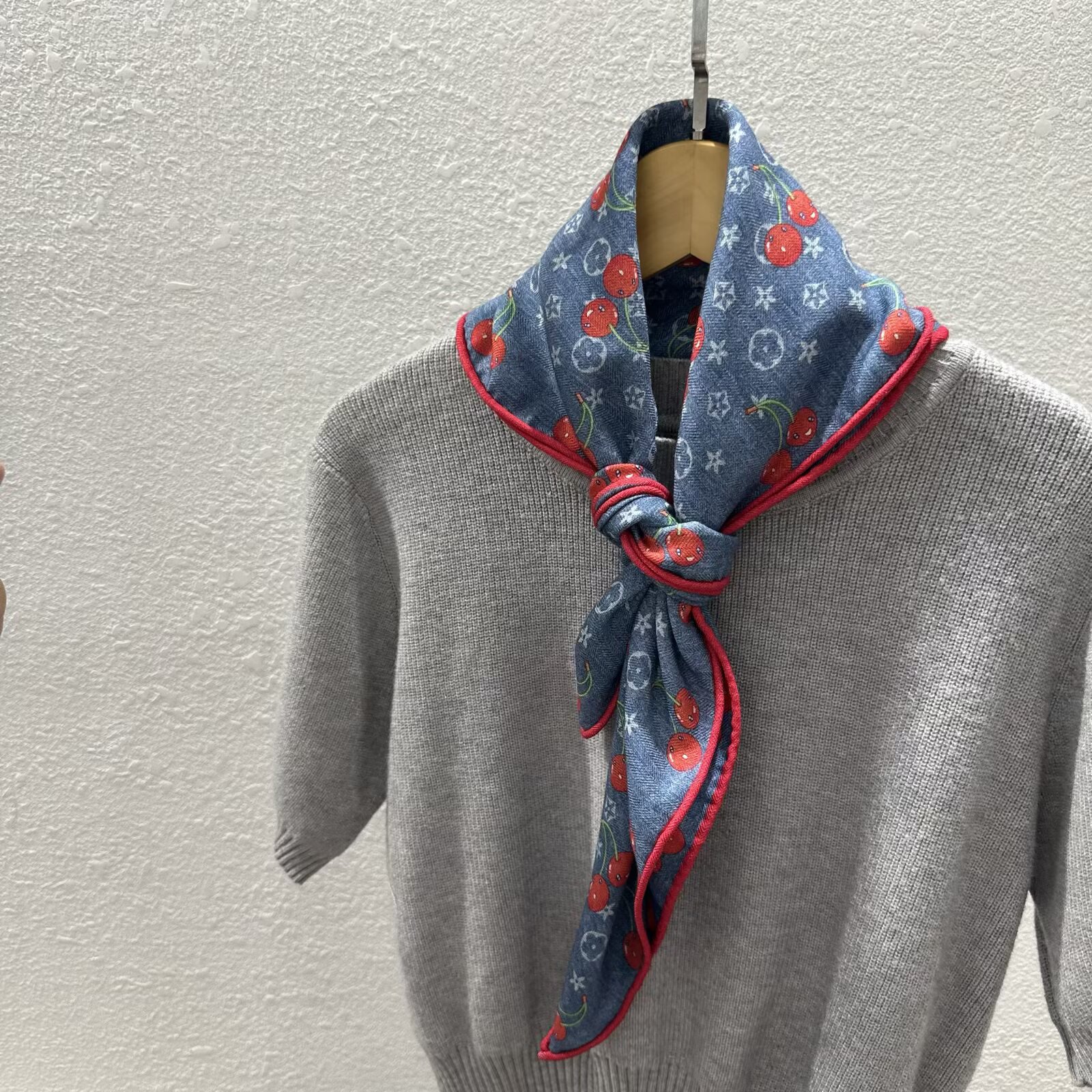 新款真丝羊毛方巾62CM