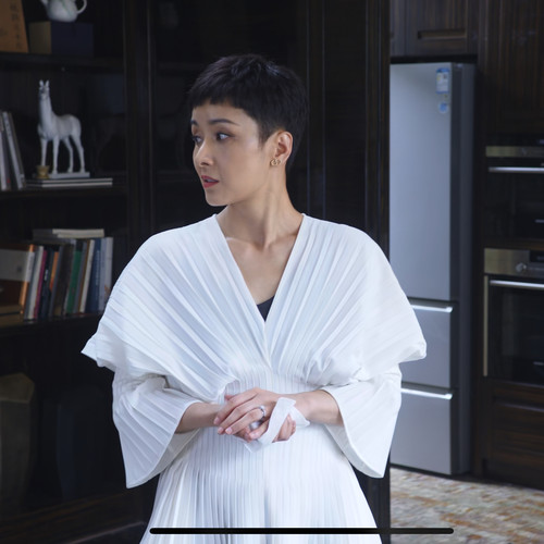 乌云之上董洁黄曼同款百褶收腰衬衫女V领喇叭长袖中长款套头衬衣