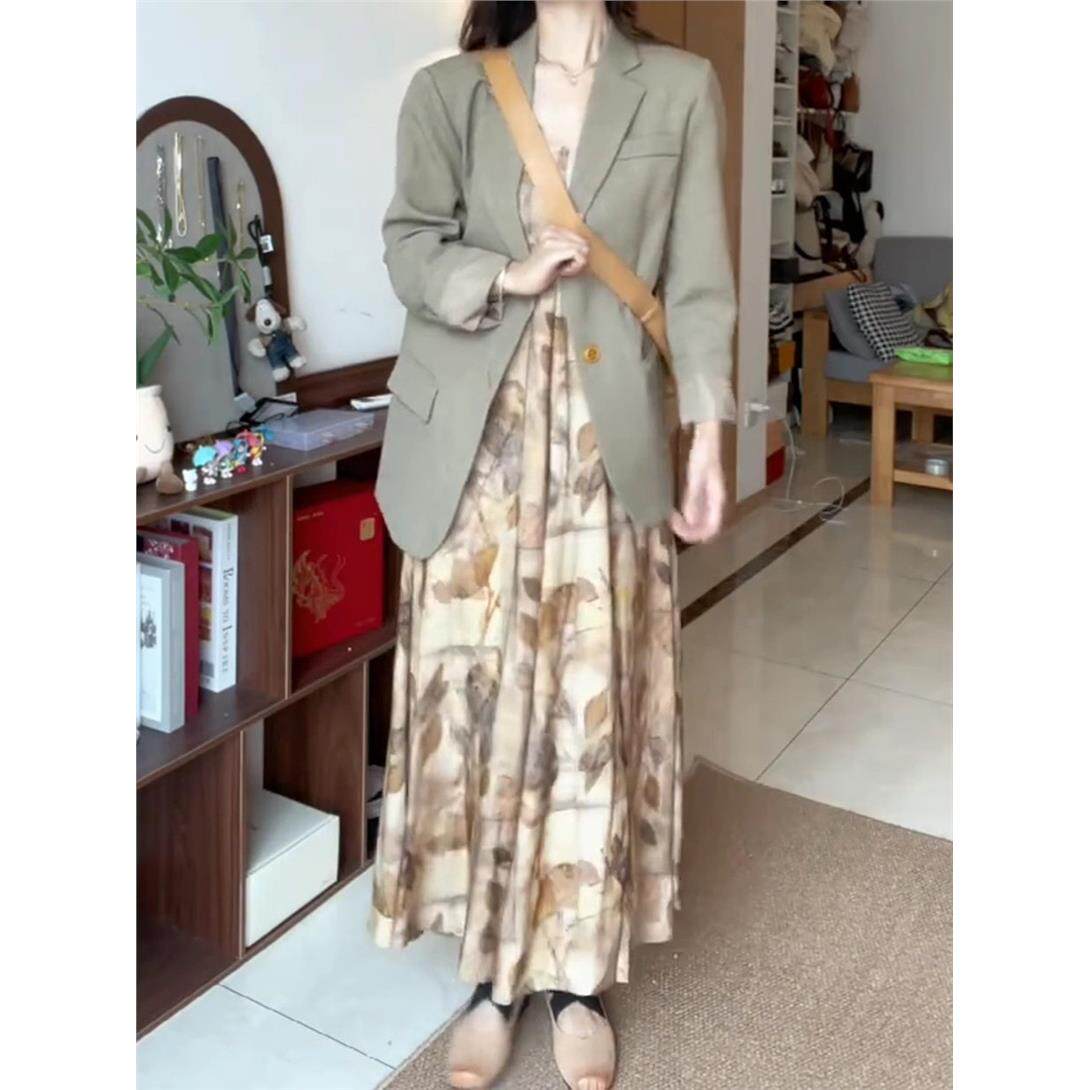 2026春季新款气质复古咖色西装外套搭配碎花吊带连衣裙女两件套装