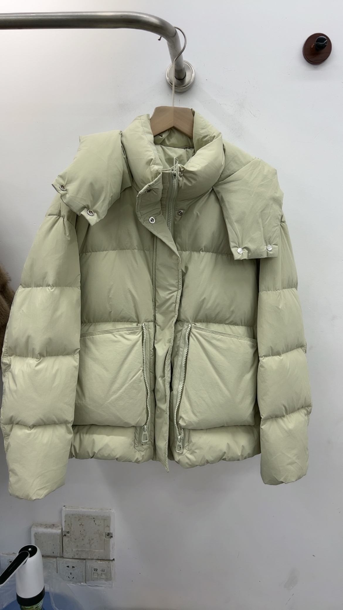 2025年豆绿色宽松休闲简约百搭气质时尚厚款羽绒服豆绿色羽绒外套