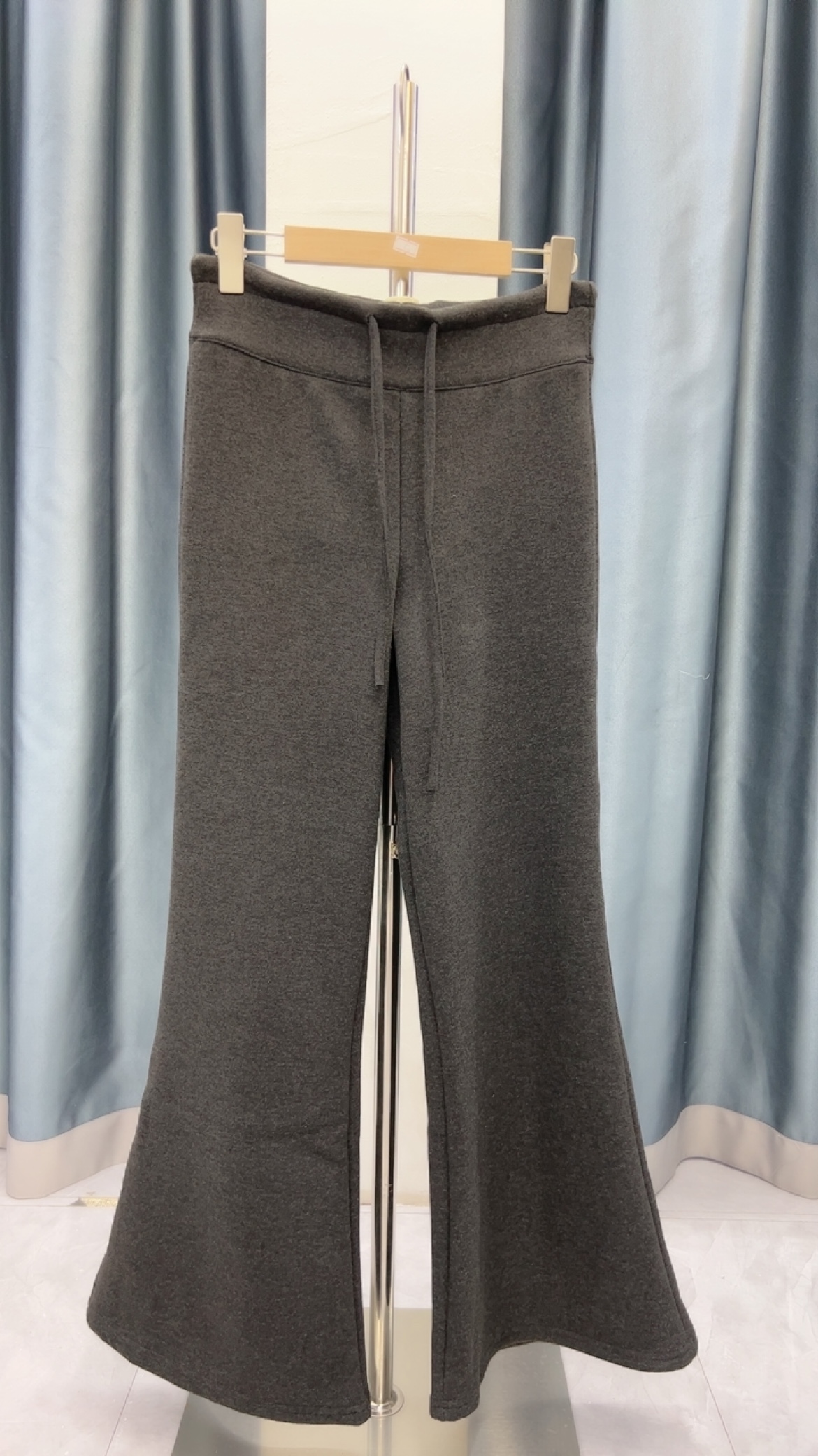 2025年冬装新款时尚气质显贵百搭休闲裤加绒加厚灰色微喇叭休闲裤