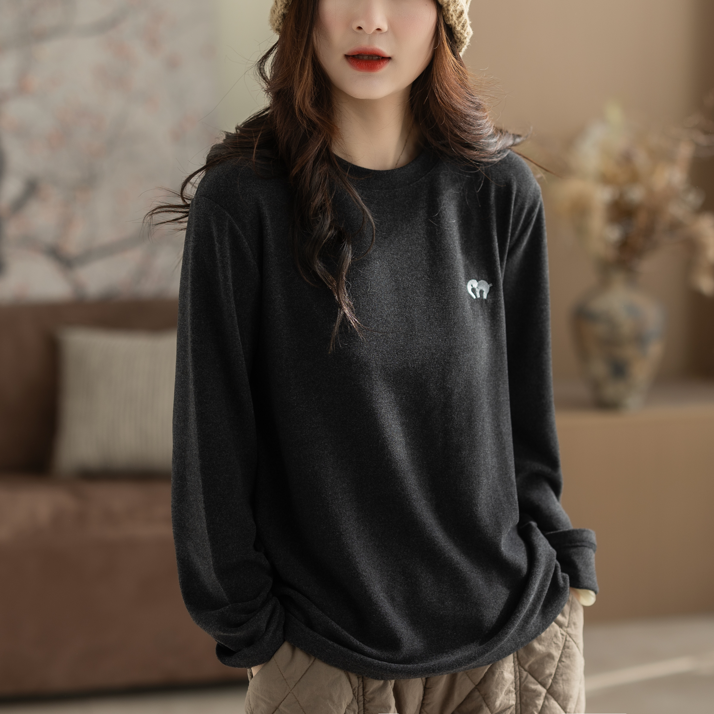 咖咪羽打底衫女秋冬新款圆领女士休闲卡通刺绣宽松流行女装上衣