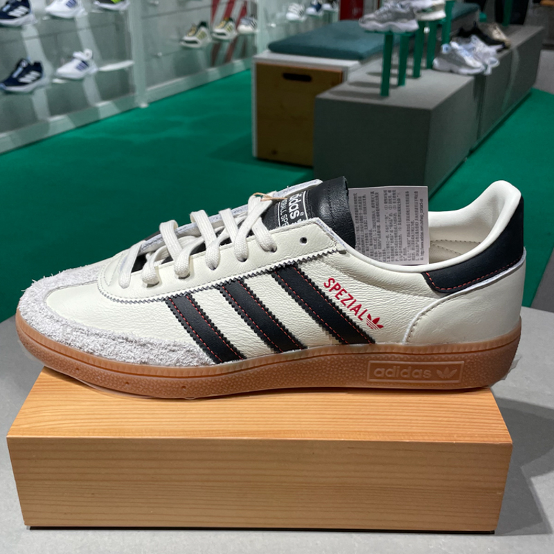 阿迪达斯三叶草经典运动板鞋