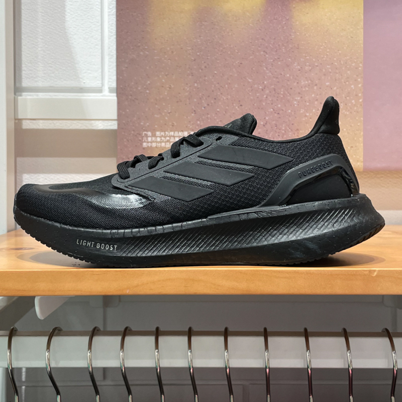 阿迪达斯网面透气轻便跑步鞋