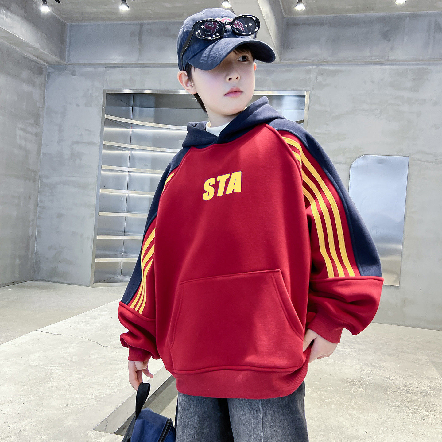 男童冬季装拼色卫衣加绒加厚儿童插肩袖上衣一体绒青少年红色年服，童装卫衣/绒衫，摩比熊