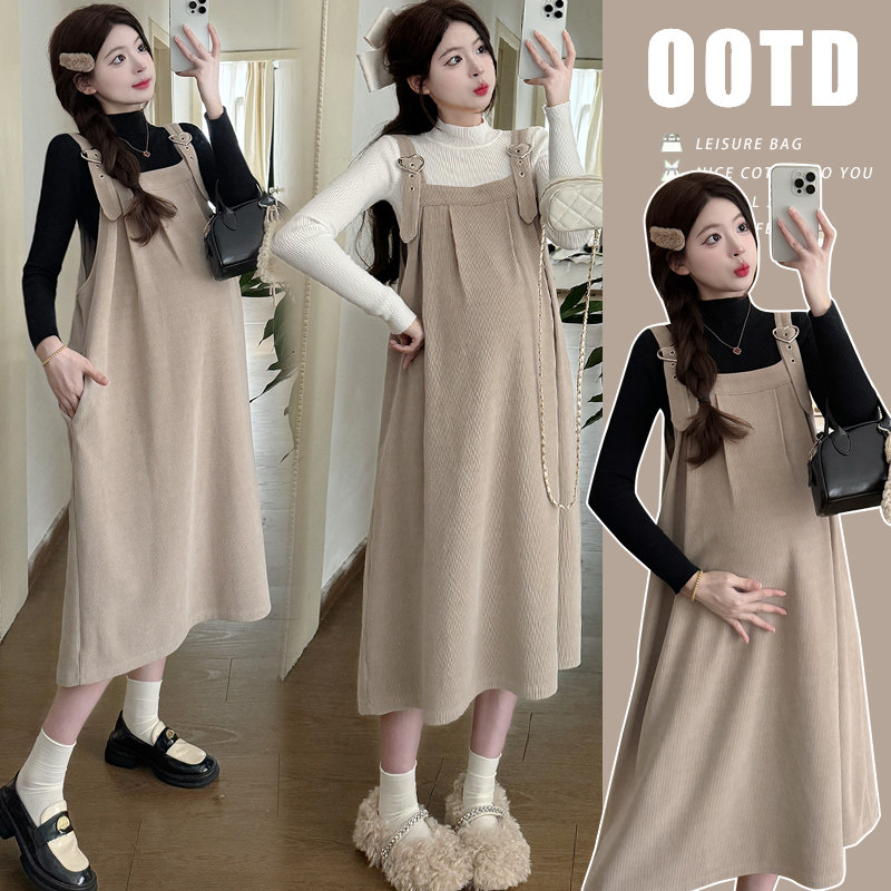 孕妇装2025秋冬新款甜美减龄爱心扣孕妇连衣裙毛衣宽松两件套装