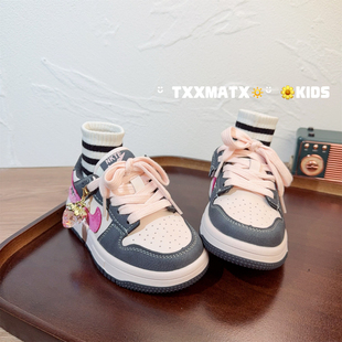 子儿童运动鞋 草莓吊坠软底休闲鞋 2026春季 防滑板鞋 潮牌 新款 女童鞋