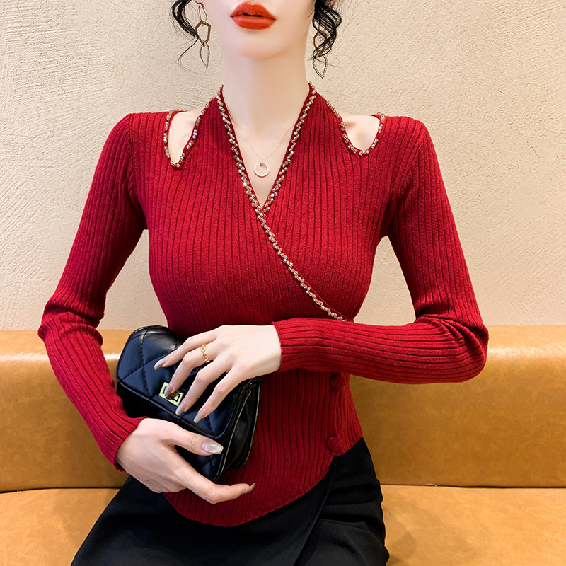 挂脖钉珠毛衣女款2024新款冬季设计感内搭v领长袖秋冬打底衫上衣