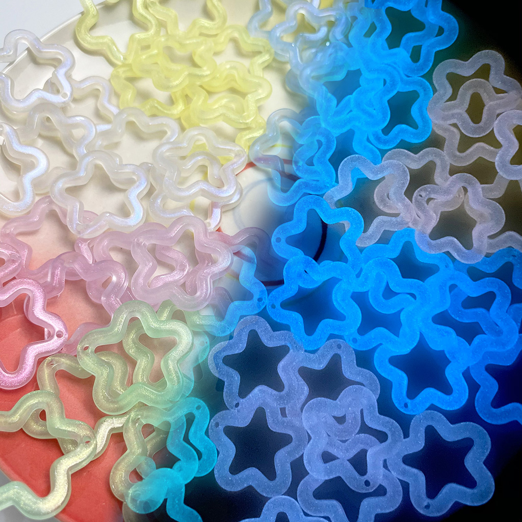 8色夜光细闪镂空五角星梅花 吊孔DIY自制串珠手机链耳饰挂坠材料