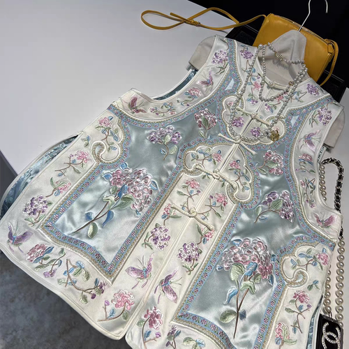 新中式马甲女2025秋复古国风绣球花满绣中长款对襟醋酸缎马夹坎肩