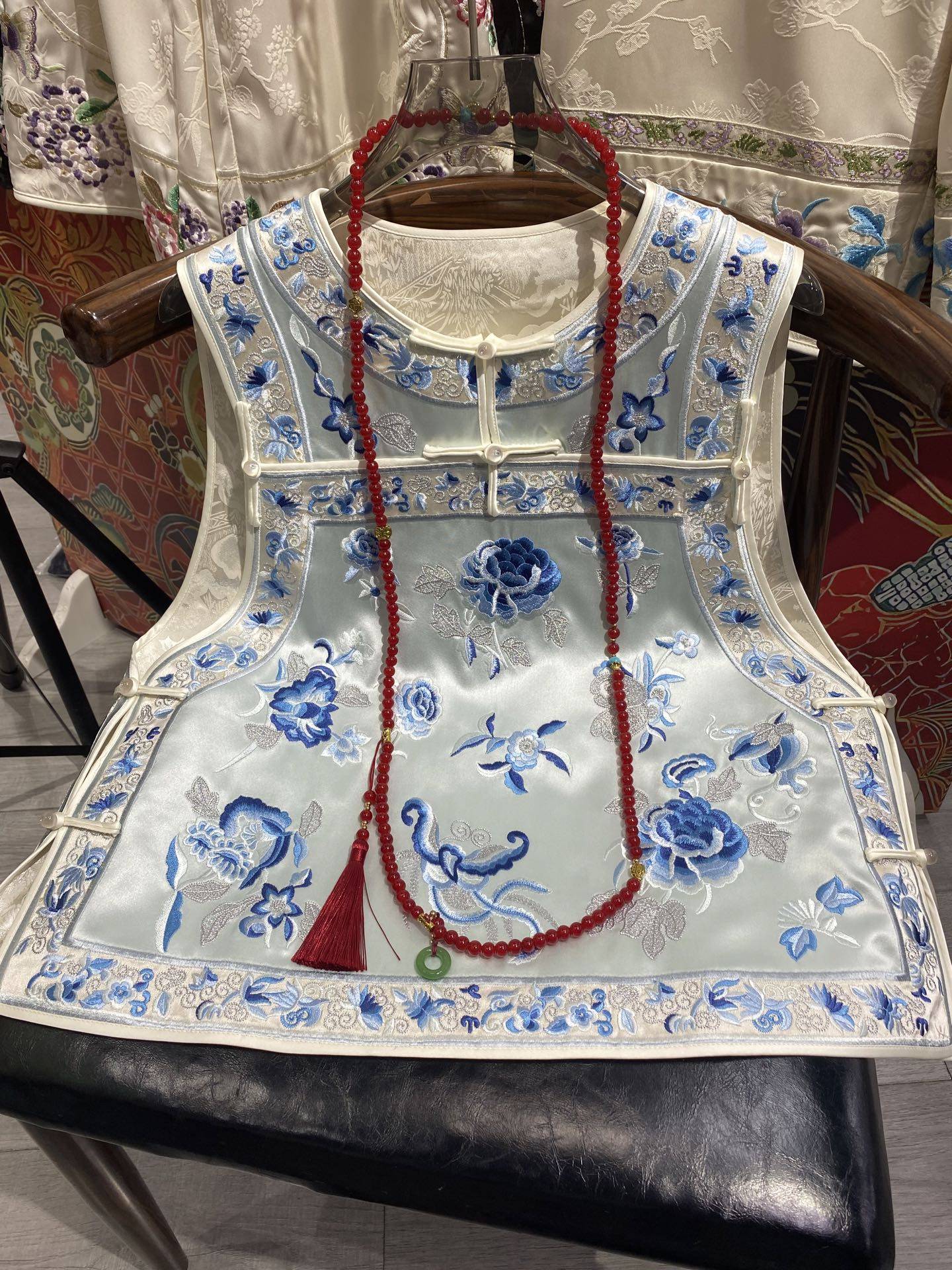 新中式老钱风盘扣醋酸刺绣马甲复古国风清宫格格服坎肩国潮背心女