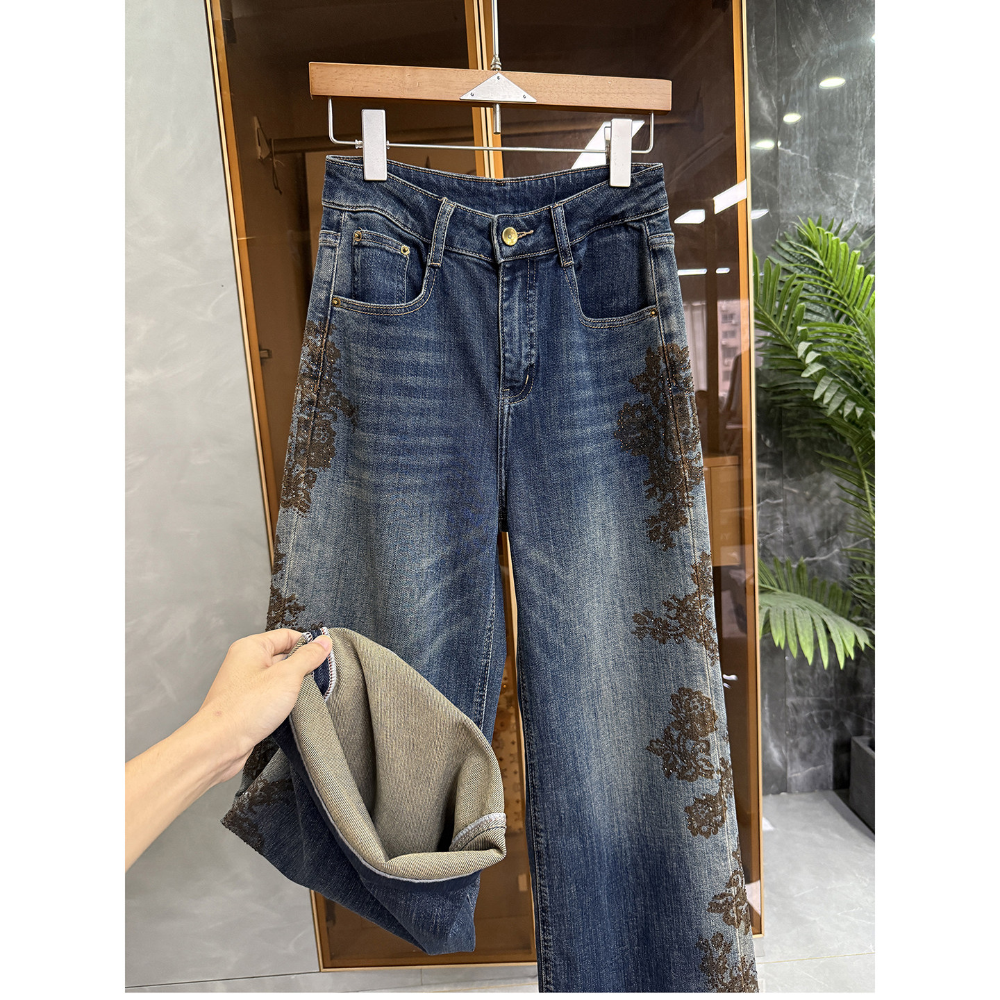 高个子收！口碑厂！烫钻花纹中高腰牛仔直筒微喇裤女  M771869~JS