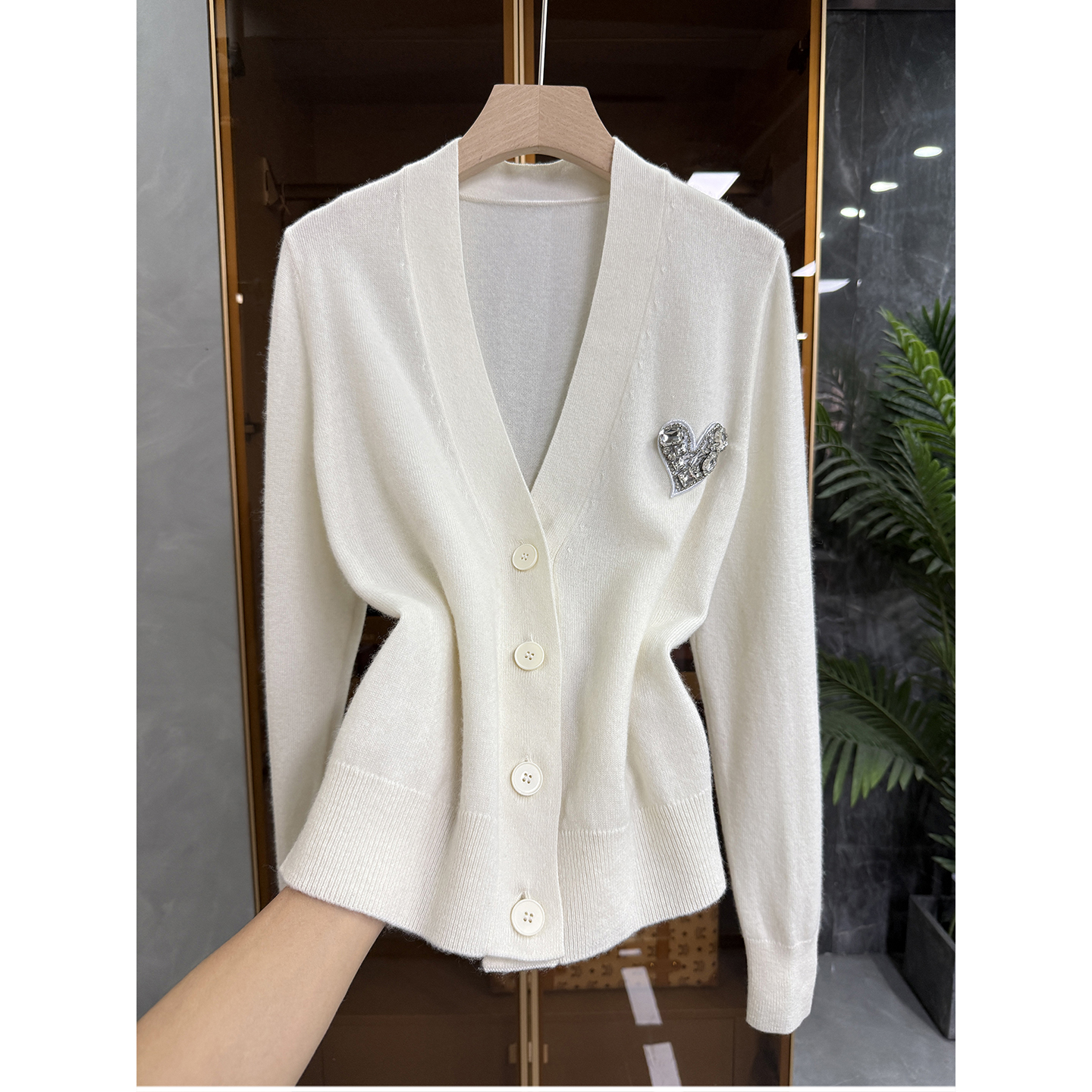 P牌料订钻爱心羊绒V领针织短开衫