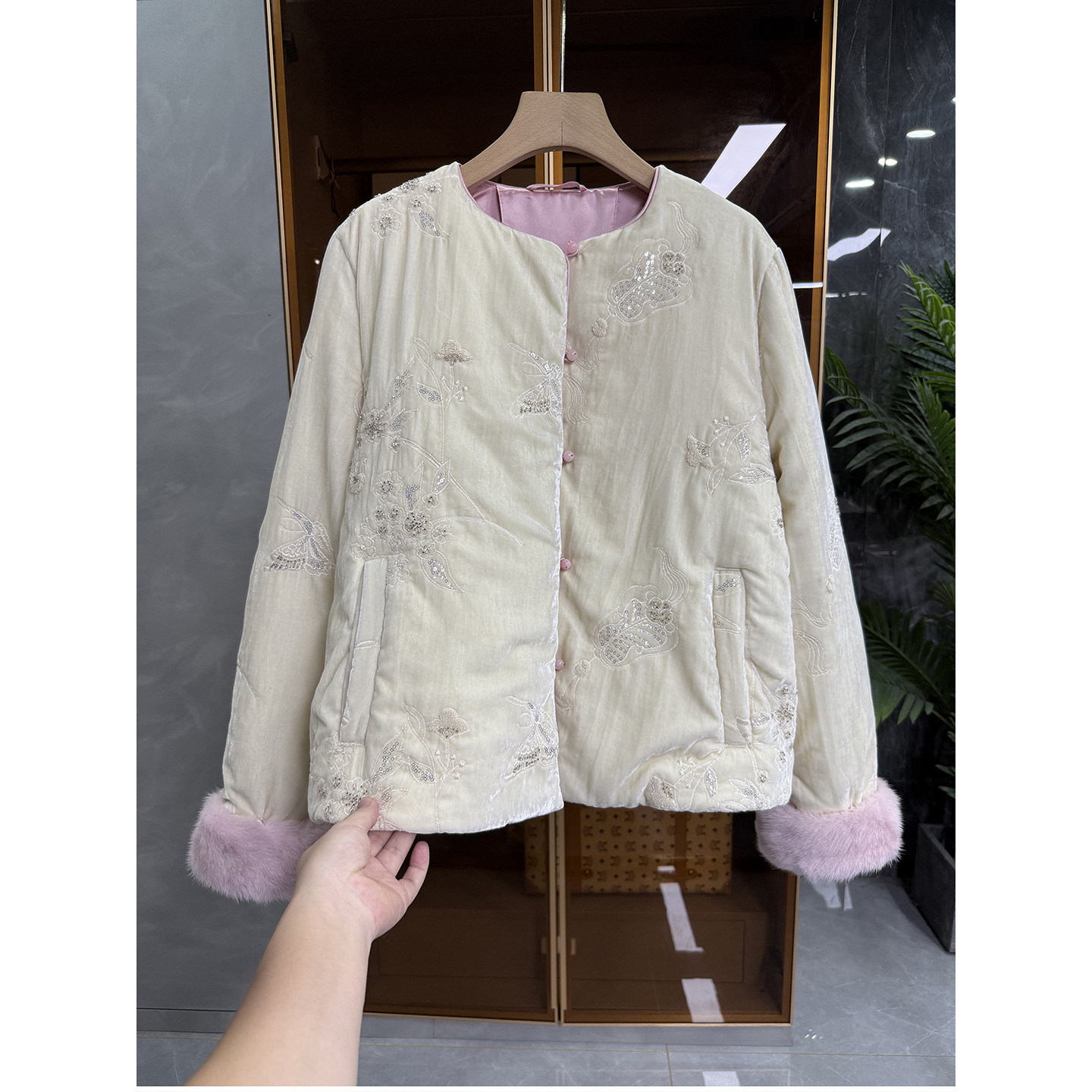 刺绣丝绒圆领白鹅绒羽绒服外套