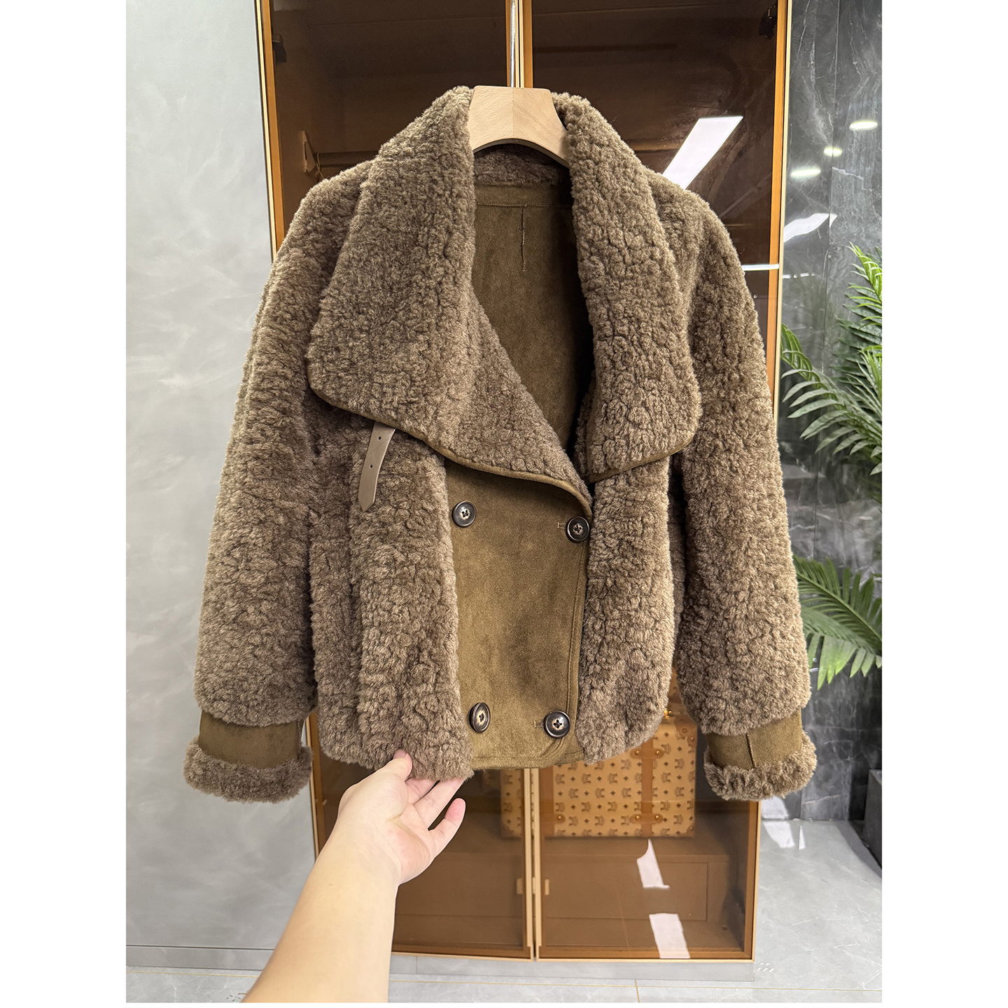 宽松大翻领双排扣麂皮绒短外套