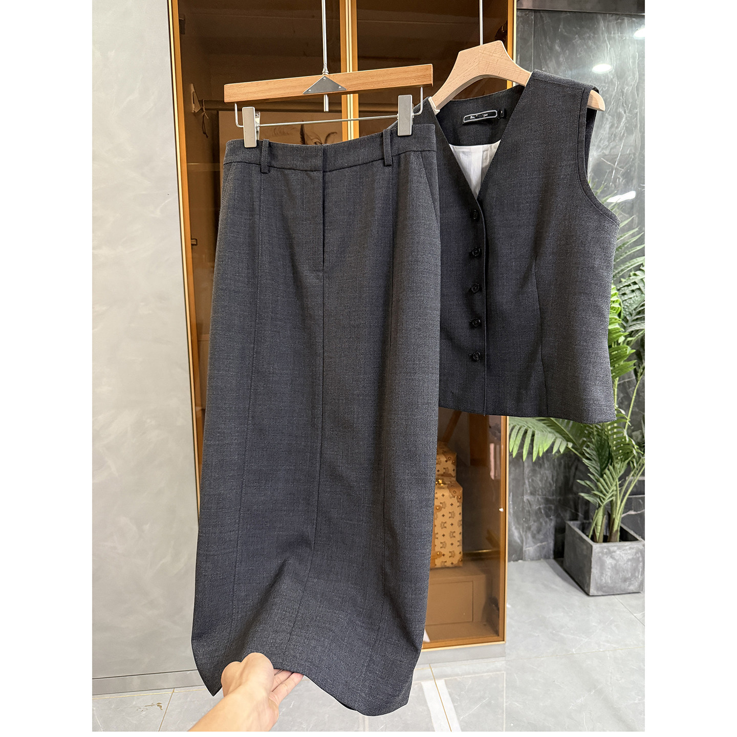 G上5K+！P牌绵羊毛修身V领短西装马甲+半身裙套装女  20251158~JS,女装/女士精品,时尚套装,淘宝优惠券,粉丝福利购,淘宝优惠卷