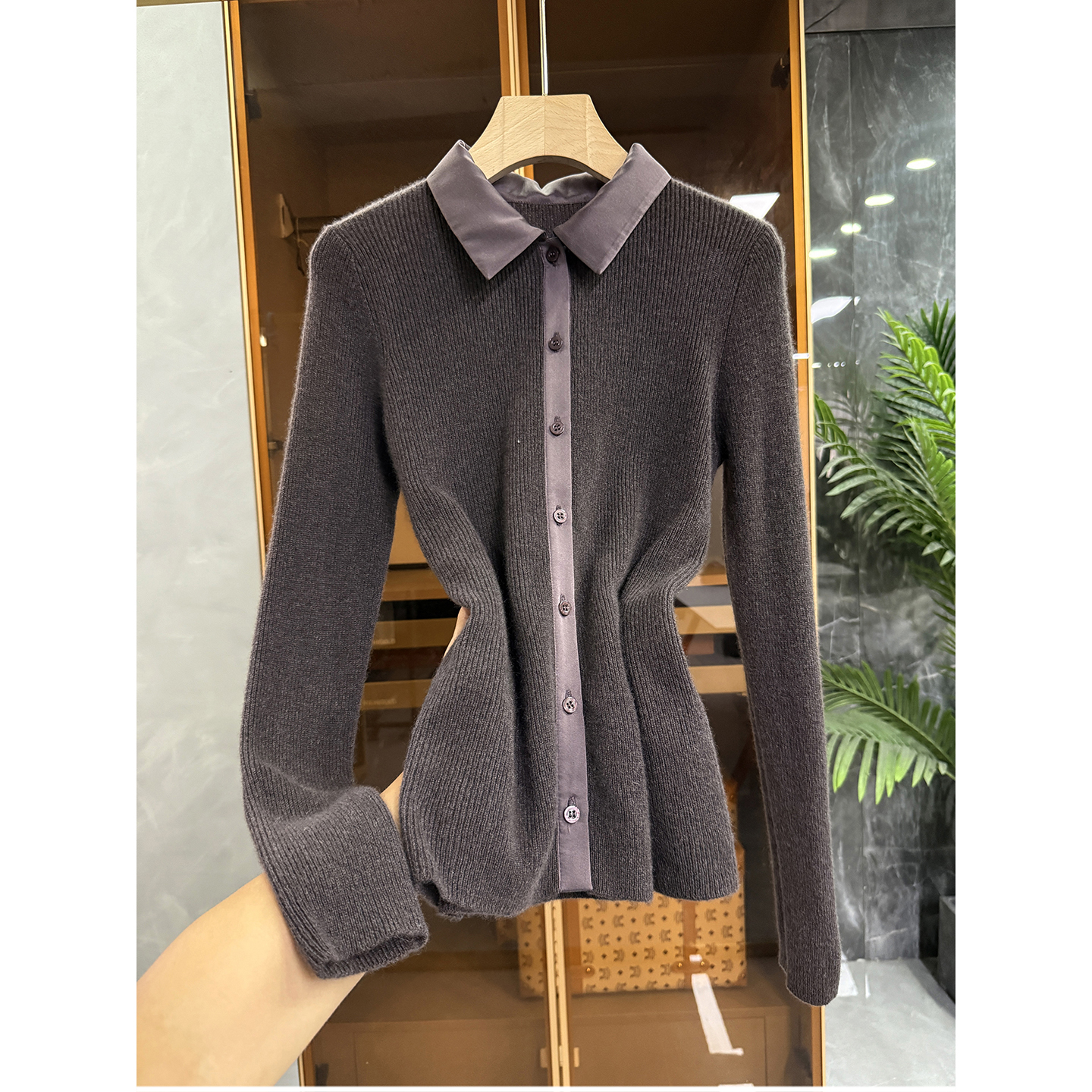 P牌料拼接翻领长袖羊绒针织开衫