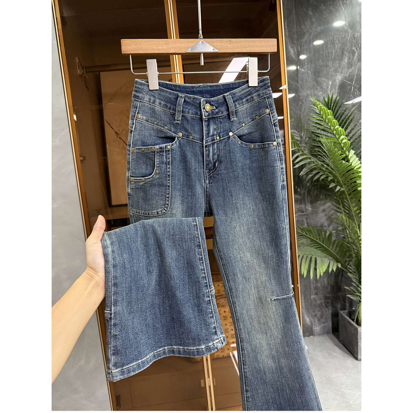 N货！微弹修身铆钉牛仔喇叭裤