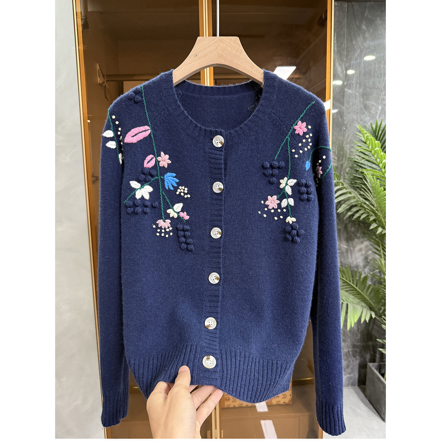 P牌料!刺绣花朵羊绒圆领针织开衫