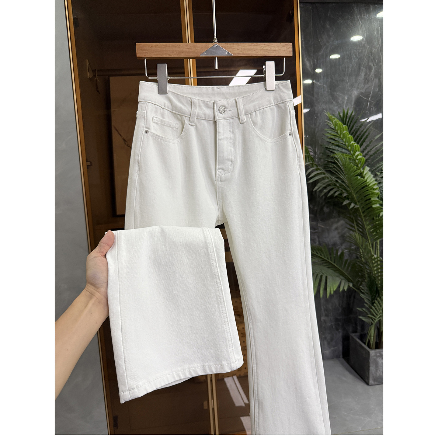 chao棒！挖到一条好显身材的微弹修身牛仔微喇裤女  M619961~JS
