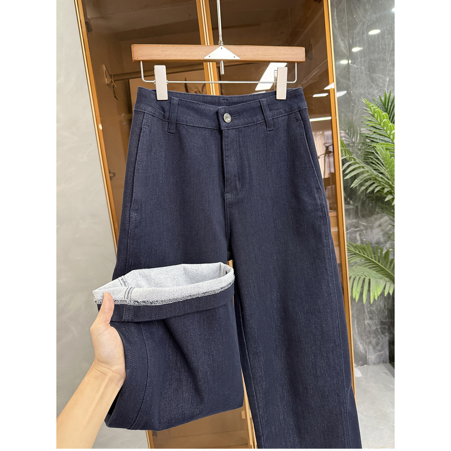 N啊！瘦腿效果一jue！微弹磨毛中高腰牛仔直筒裤女   M338006~JS