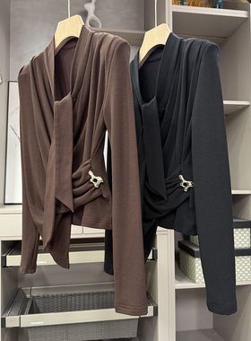 Q货！谁穿谁美！垫肩羊毛飘带深V领长袖T恤短上衣女  20250974~ZY