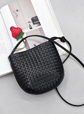 编织手机包包女2026春夏上新羊皮斜挎小包时尚休闲草莓挂件包5880