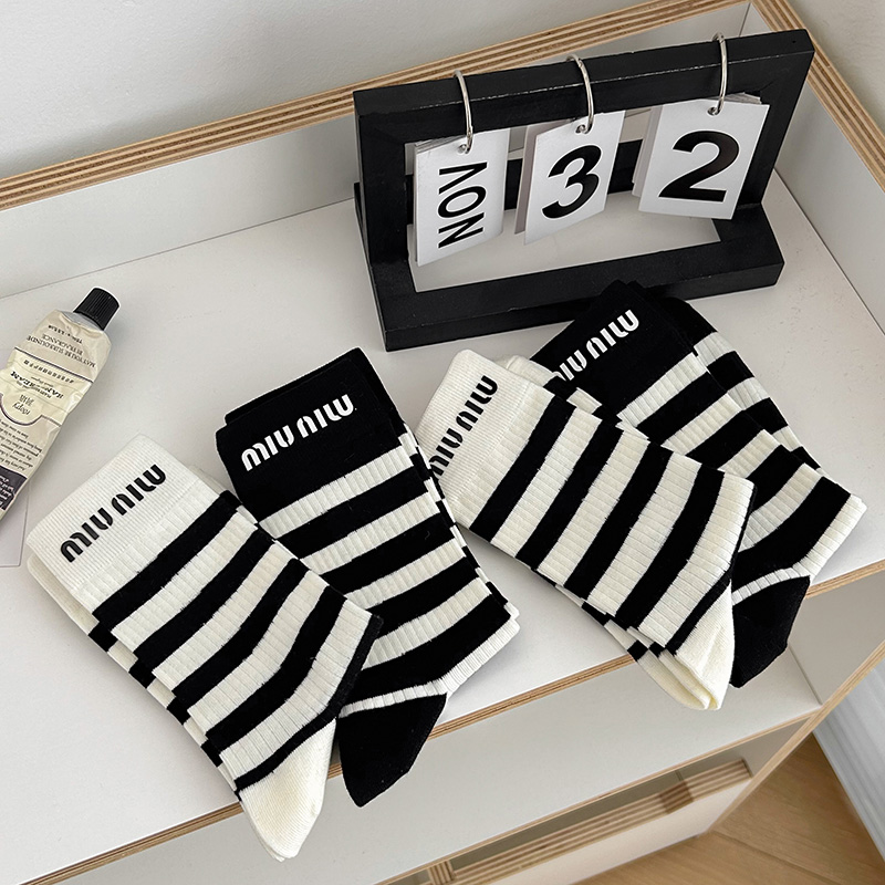 个性字母烫印袜子女秋冬纯棉黑白条纹中筒袜韩国ins潮运动长筒袜