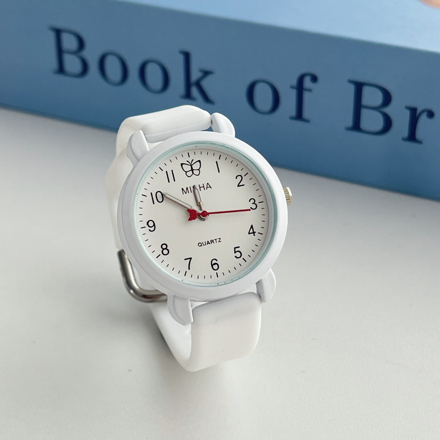 小表盘指针式手表女学生看时间