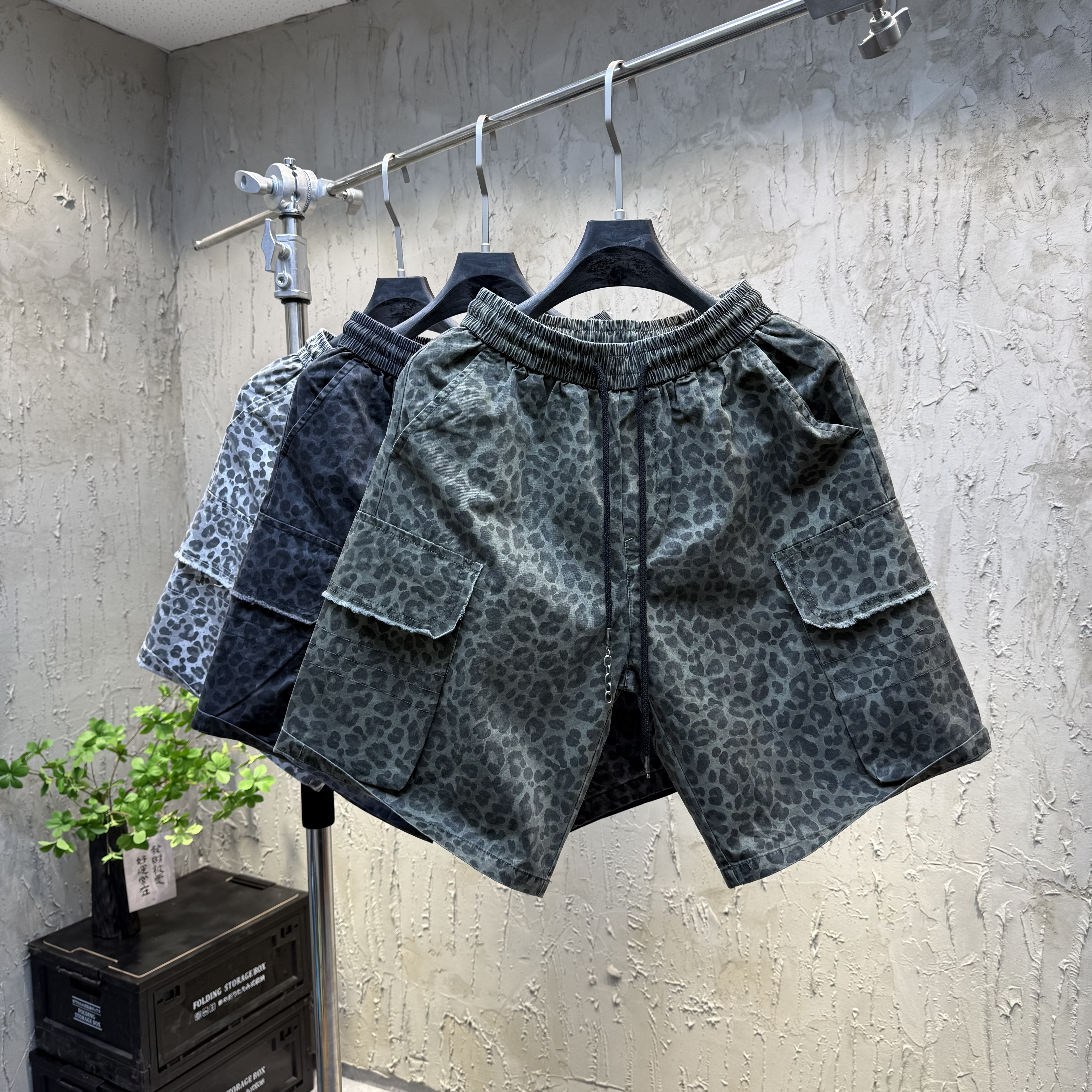 豹纹印花休闲短裤男士夏季薄款宽松直筒痞帅青年五分裤运动沙滩裤