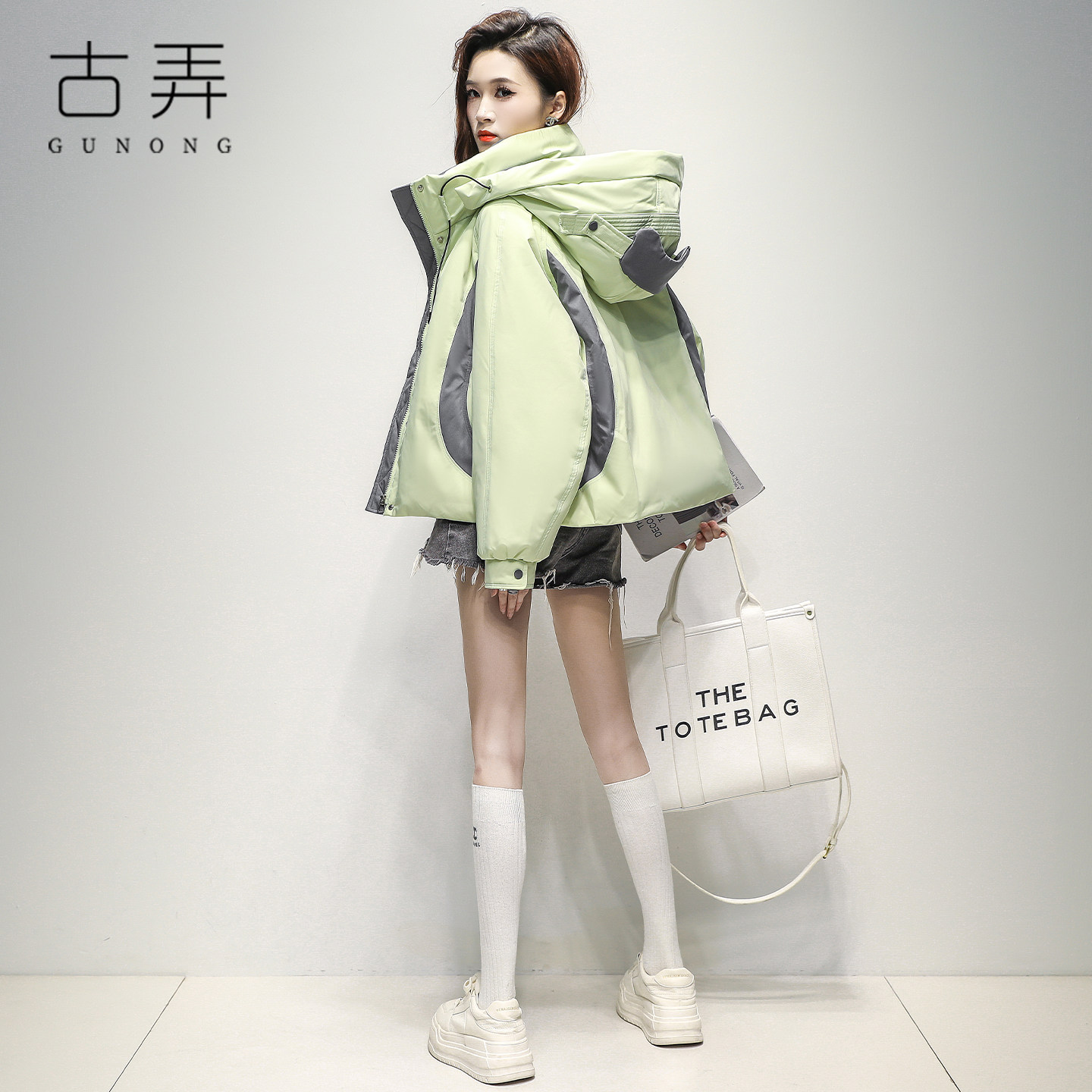 潮牌短款运动风羽绒服女2025冬季新款保暖派克服时尚撞色防寒外套