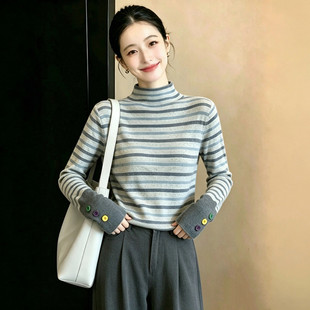韩系条纹半高领针织衫女2026秋季修身显瘦彩色扣子卷边毛衣