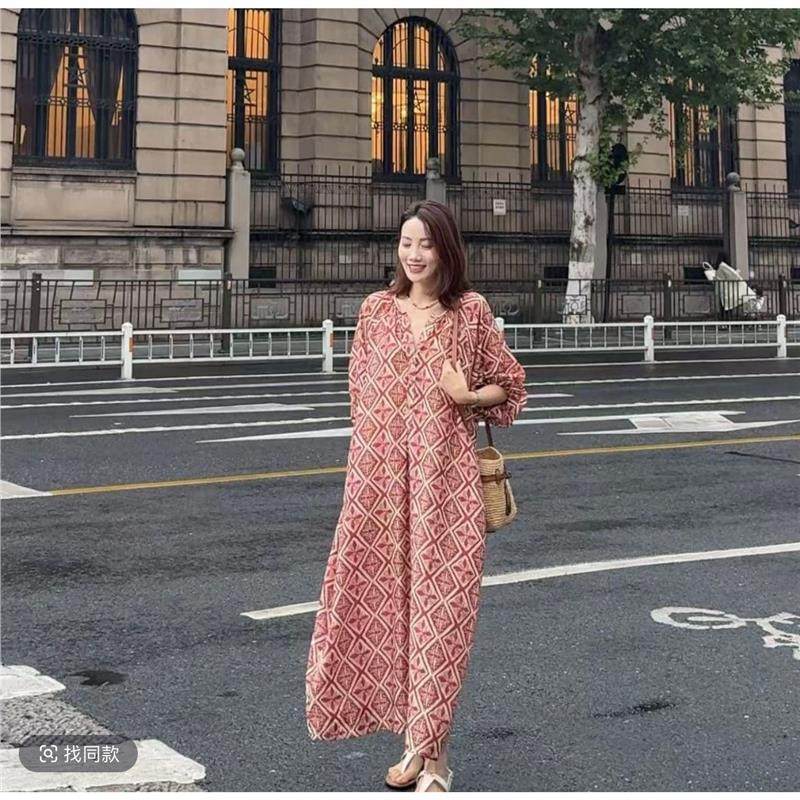 高级感气质V领红色连衣裙女2025新款夏季大码宽松显瘦度假风长裙
