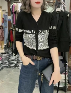 欧货设计感小众V领字母T恤女2026春新款时尚百搭长袖体恤ins上衣