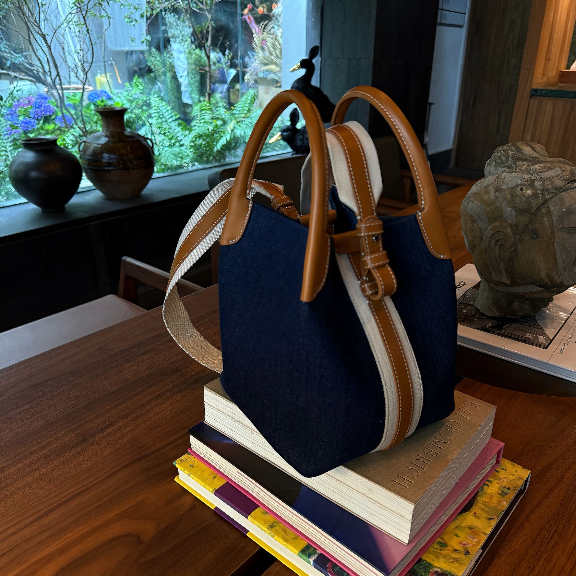 “L*P牛仔水桶”撞色边牛仔水桶斜跨手提包 39B651 Q姐