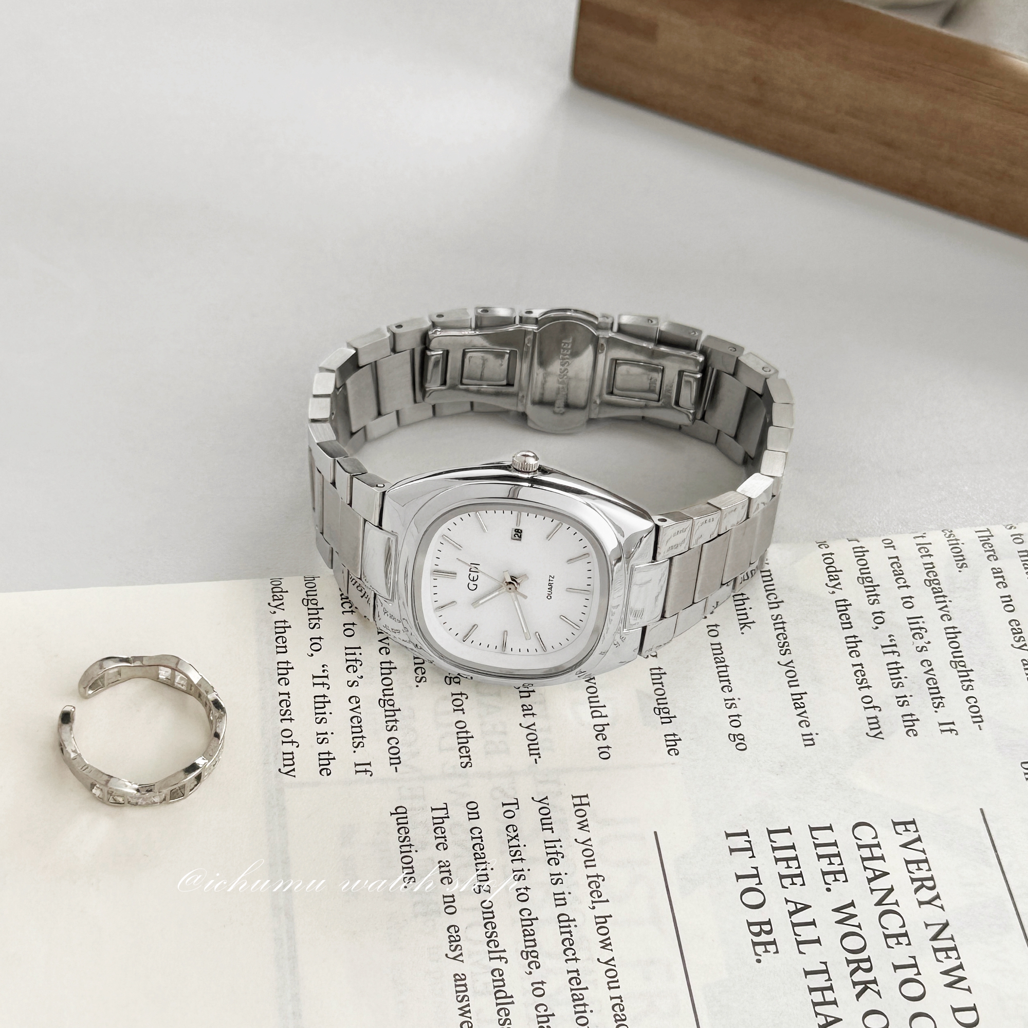 歌迪简约气质方形中性带日历手表