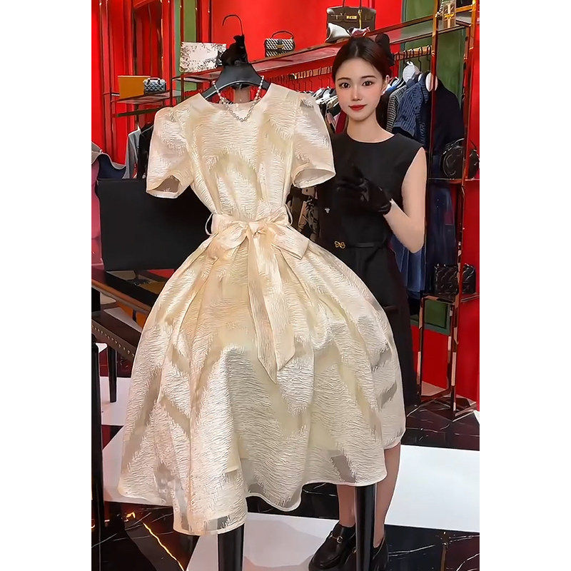 高端小香风香槟色短袖连衣裙女2026夏季超好看法式生日礼服长裙子