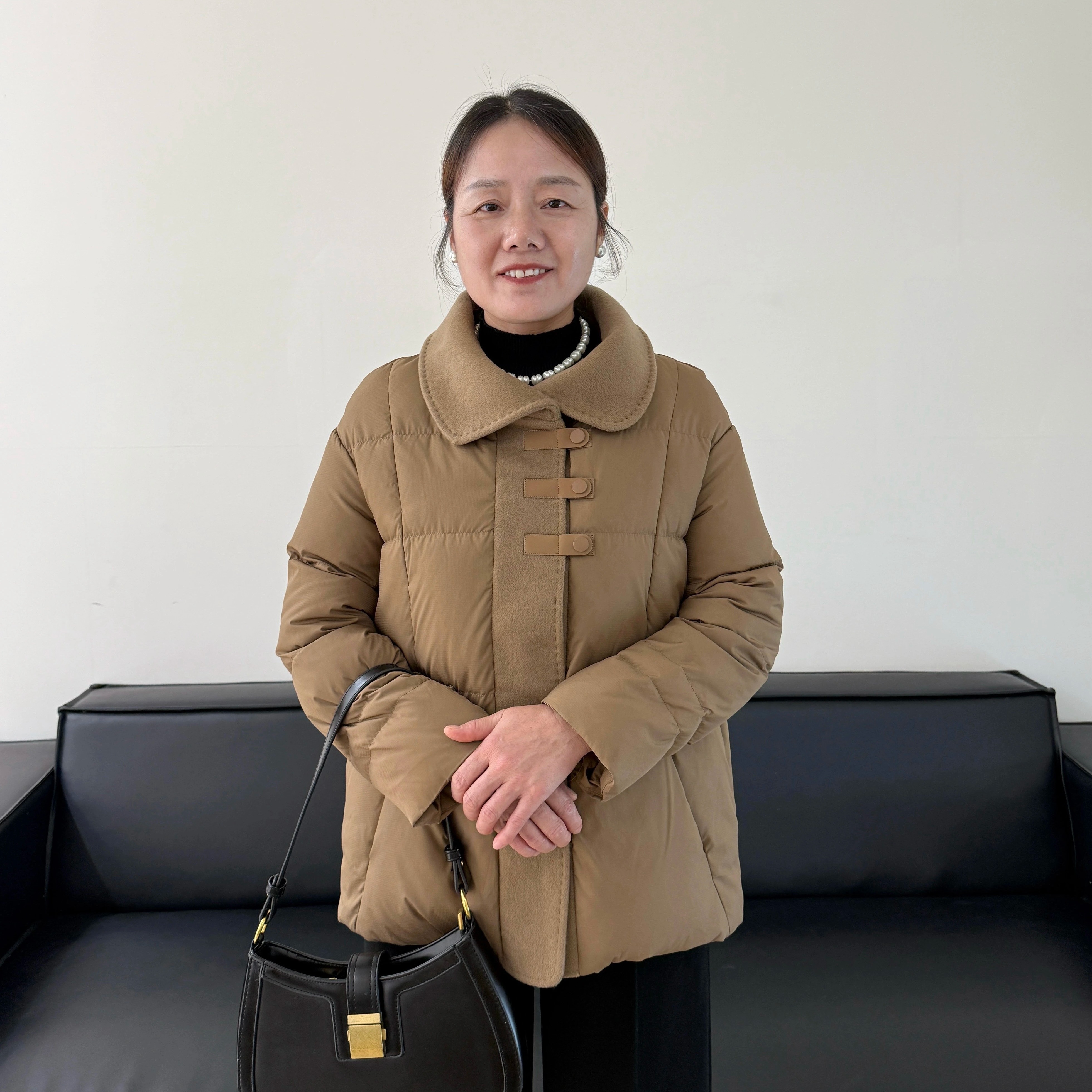 中年妈妈短款羽绒服2025新款中老年冬装白鸭绒外套秋冬时尚小棉袄