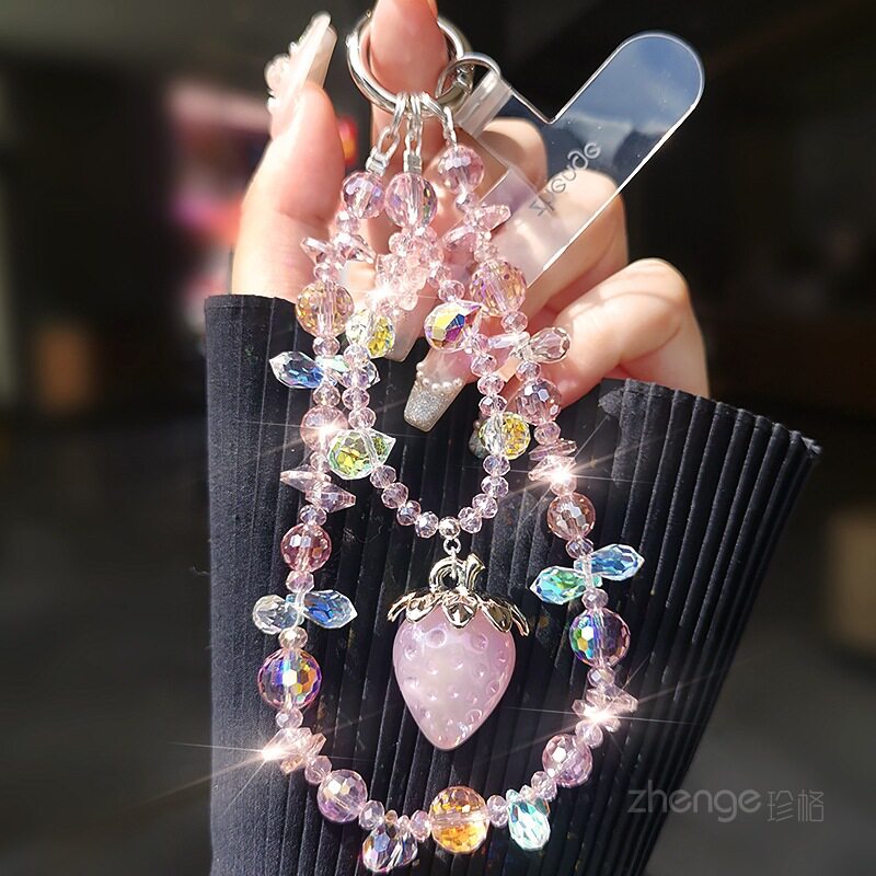 高级感水晶草莓吊坠手机链条ins风小众精致串珠饰品户外旅游逛街