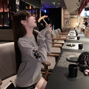 十字架皮标梵文撞色长袖T恤女秋季小众华夫格百搭休闲设计感上衣