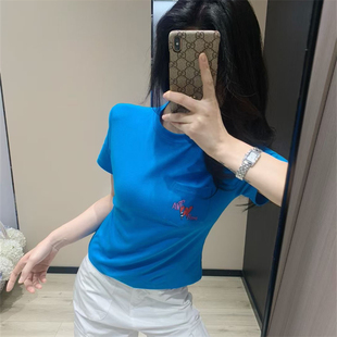 马蹄梵文印花口袋短袖T恤女春夏新款多巴胺正肩显瘦打底衫上衣潮