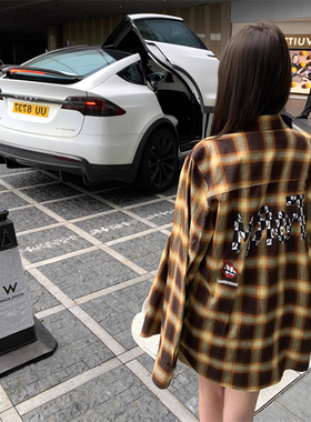 马蹄梵文印花格子衬衫女春夏小众设计感宽松慵懒情侣中长款上衣潮