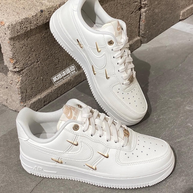 Nike Air Force 1 空军一号女子白金四钩百搭休闲板鞋FV3654-111