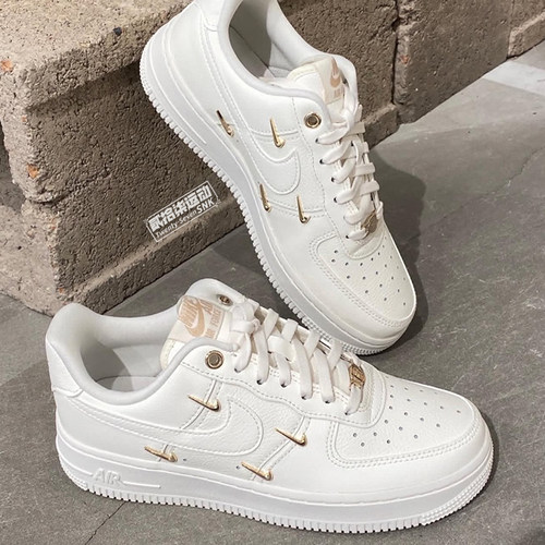 Nike Air Force 1 空军一号女子白金四钩百搭休闲板鞋FV3654-111